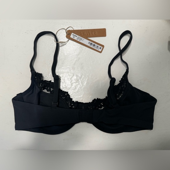 Skims Fits Everybody Unlined Scooped Bra - Picture 7 of 7